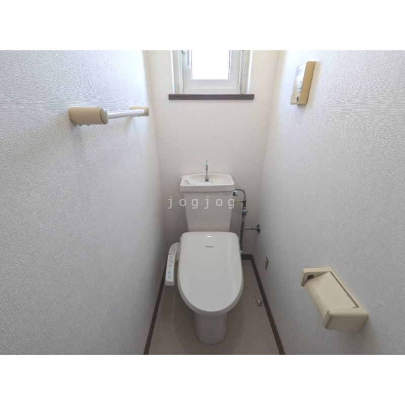 トイレ　嬉しい温水洗浄便座付きのトイレです。