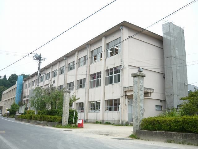 小学校　倉吉市立西郷小学校（小学校）まで500m