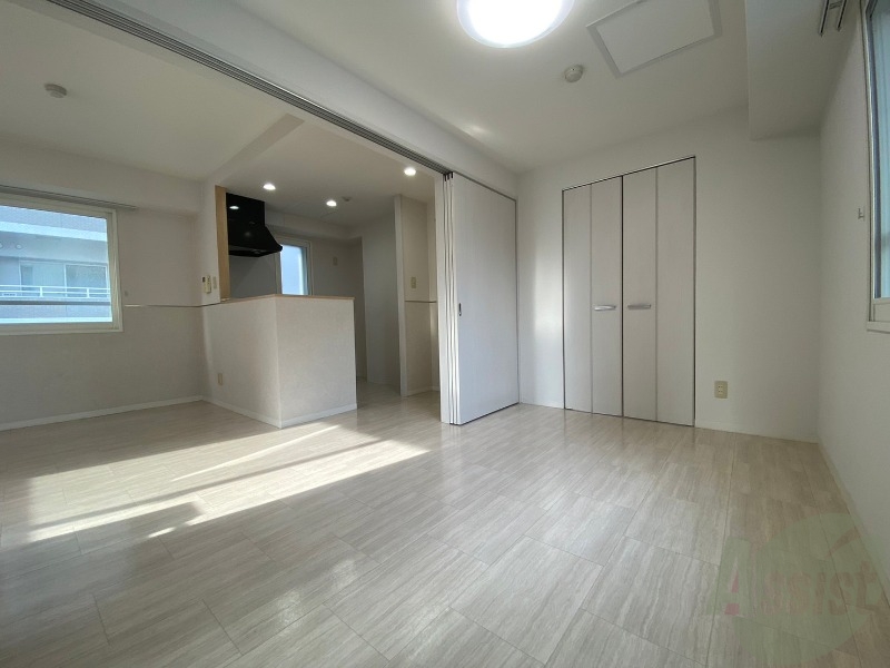 その他部屋・スペース　寝室はこちらです。光が差し込む、温かみのあるお部屋です。
