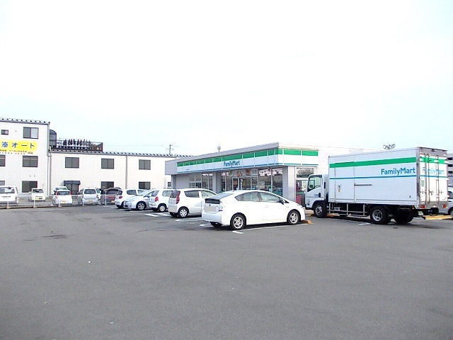 コンビニ　ファミリーマート（コンビニ）まで600m