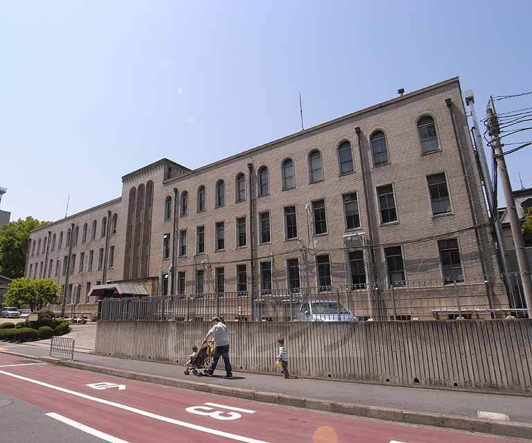 警察署・交番　京都府警察本部（警察署・交番）まで400m
