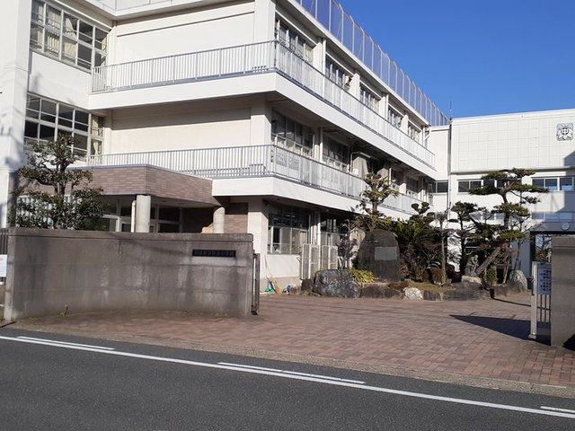 中学校　羽島市立竹鼻中学校（中学校）まで2500m