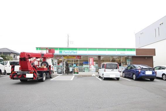 コンビニ　ファミリーマート高崎中居町店（コンビニ）まで445m