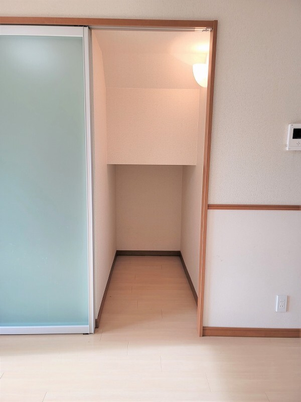 収納　※同建物の別のお部屋の写真です。