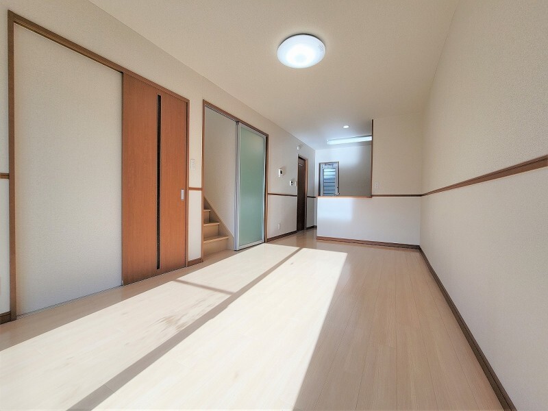 居室・リビング　※同建物の別のお部屋の写真です。