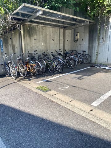 その他設備　無料の屋根付駐輪場あり（登録制）