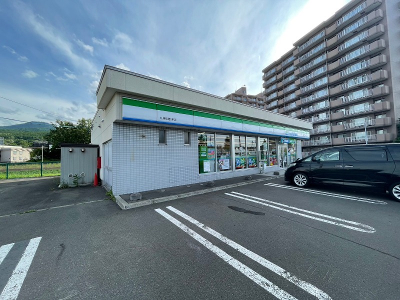 コンビニ　ファミリーマート札幌稲穂1条店（コンビニ）まで869m