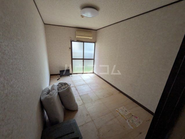 進栄荘の居間写真