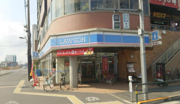 コンビニ　ローソン 足立六町駅前店（コンビニ）まで1182m