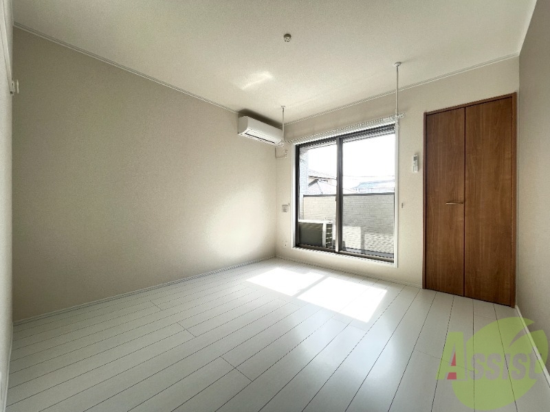 居室・リビング　洋室６．６帖。南向きで日当たりがいいお部屋になっております。