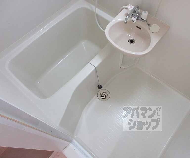 バス・シャワールーム　洗面台が一緒になったバスルームです！