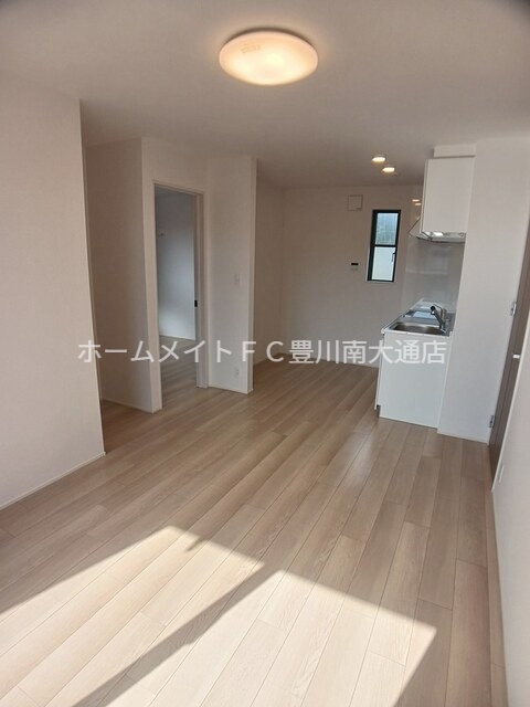 ＪＲ東海道本線 豊橋駅 バス乗車時間：15分 最寄りバス停で下車 徒歩2分 2階建 築1年の居間写真