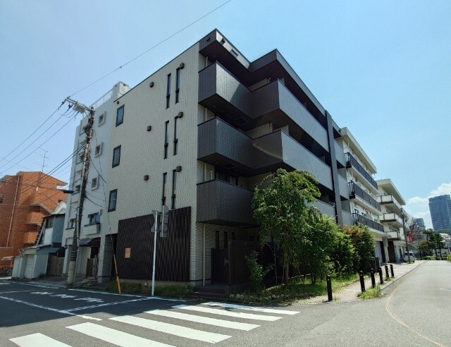 建物外観　駅から徒歩６分