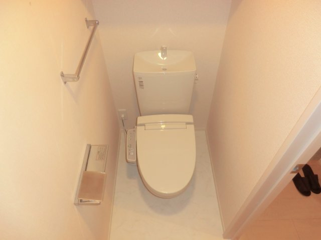 トイレ　温水洗浄便座付きのトイレです♪