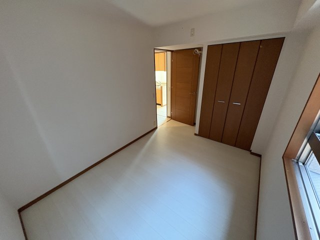 その他部屋・スペース　落ち着いた色調の寝室です