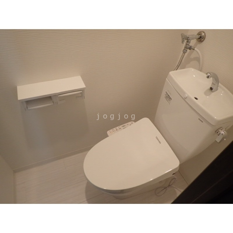 トイレ　嬉しい温水洗浄便座付きのトイレです。