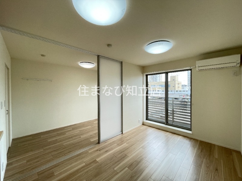 居室・リビング　同型別部屋写真　反転