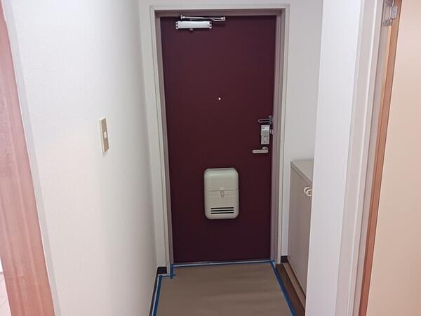 ＪＲ身延線 国母駅 徒歩17分 4階建 築31年の玄関写真