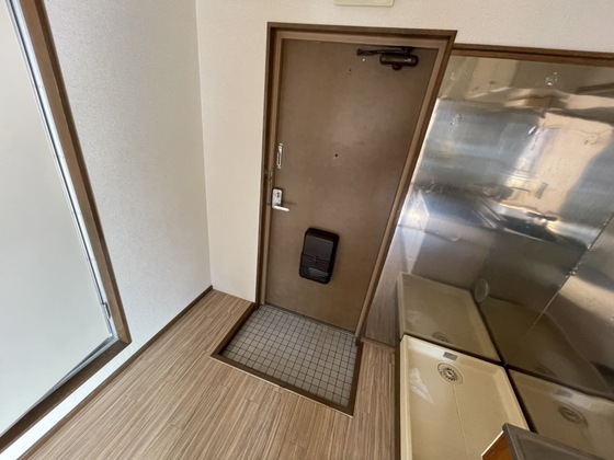 玄関　※別号室の写真です。