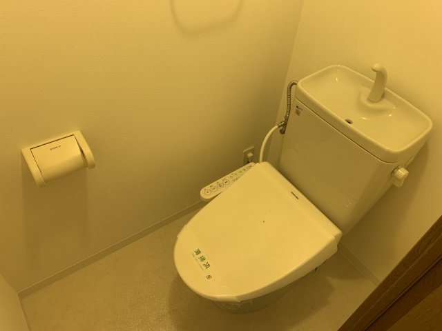 トイレ　温水洗浄便座付きのトイレです♪