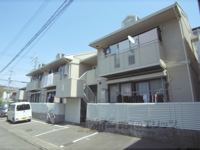 京都市山科区音羽八ノ坪のアパートの建物外観