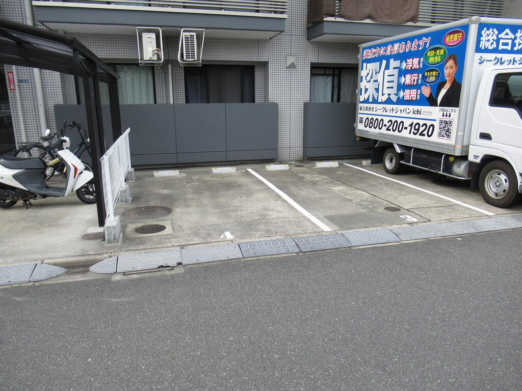 【クレセントOSIIの駐車場】