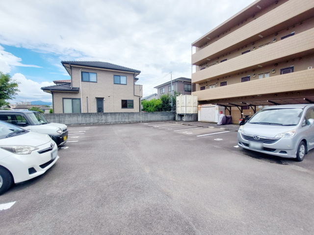 【松山市小栗のマンションの駐車場】