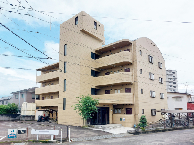 松山市小栗のマンションの建物外観