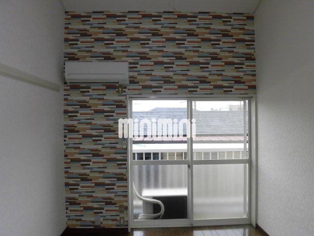 バルコニー　オシャレな壁の洋室になります。