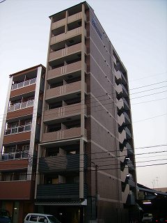 京都市上京区元伊佐町のマンションの建物外観