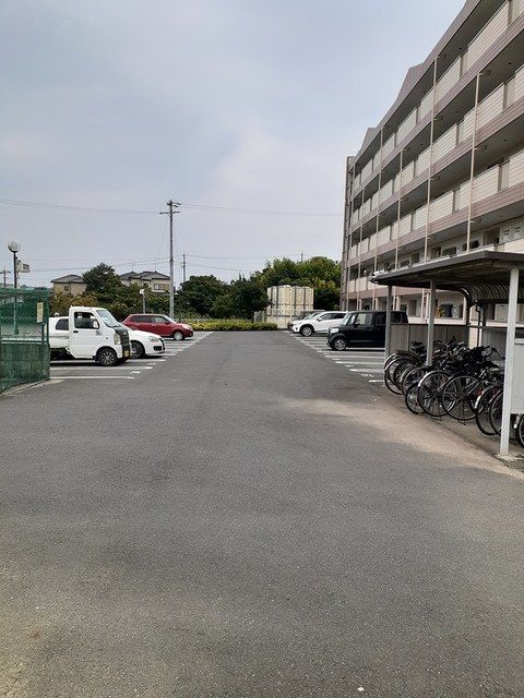 【知多郡阿久比町大字植大のマンションの駐車場】