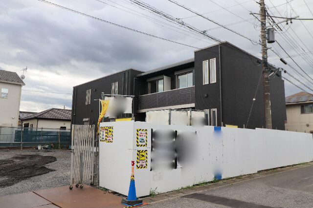 【小山市西城南のアパートの建物外観】