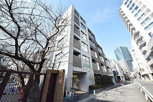 【港区六本木のマンションの建物外観】