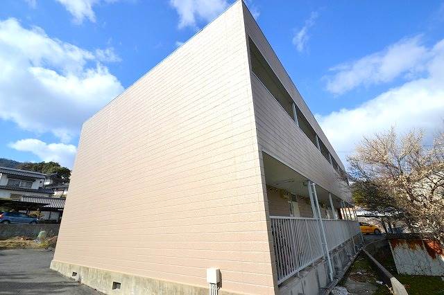 広島市安佐南区山本のアパートの建物外観