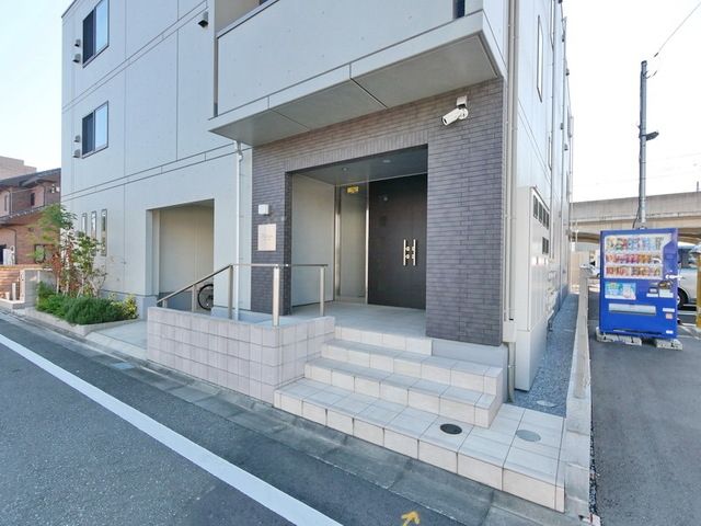 【稲城市東長沼のマンションのエントランス】