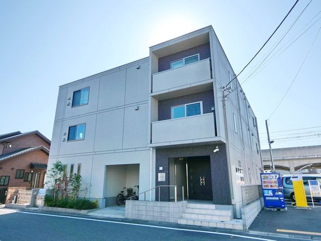 稲城市東長沼のマンションの建物外観