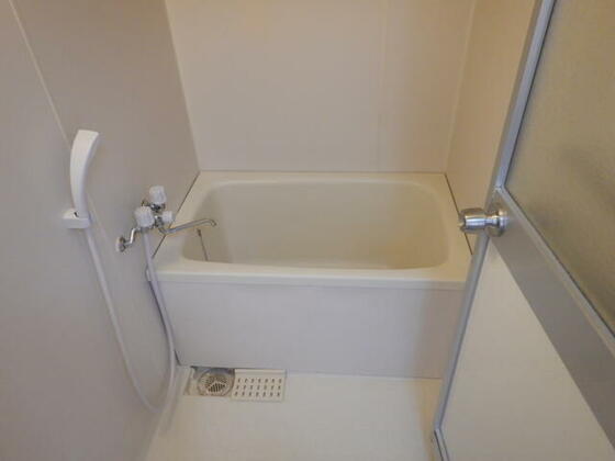 バス・シャワールーム　清潔感のある浴室！！浴槽は新品に交換しました☆