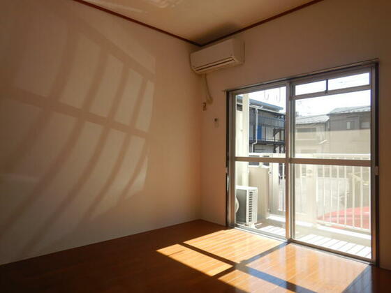 居室・リビング　南向きの日当たりのいいお部屋♪