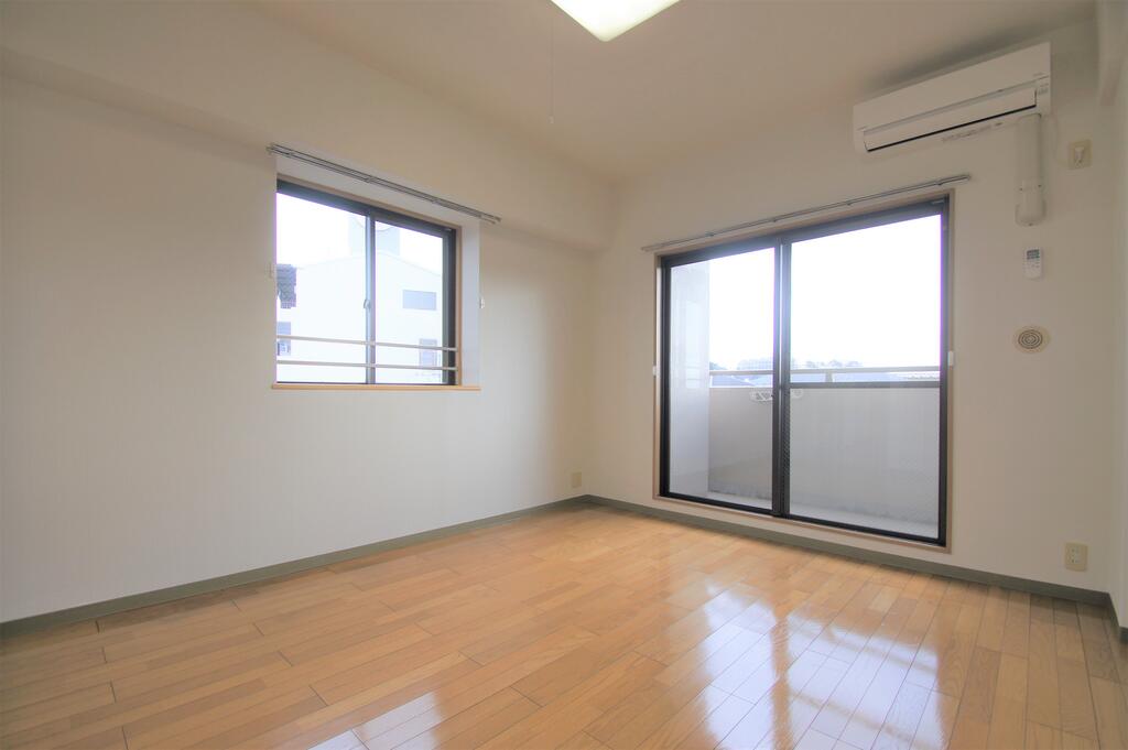 居室・リビング　洋室10.5帖。出窓付き、二面採光。南向きです。