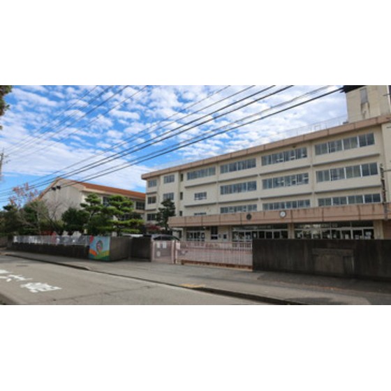 小学校　金沢市立三和小学校（小学校）まで822m