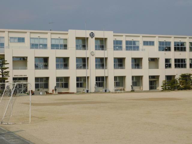 小学校　蒲郡市立形原小学校（小学校）まで780m