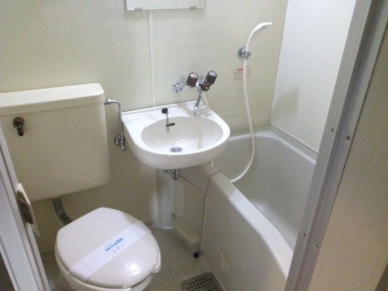 バス・シャワールーム　お掃除楽々３点ユニットバスです