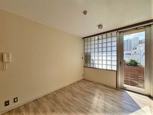 居室・リビング　洋室　約６．０畳　エアコン有