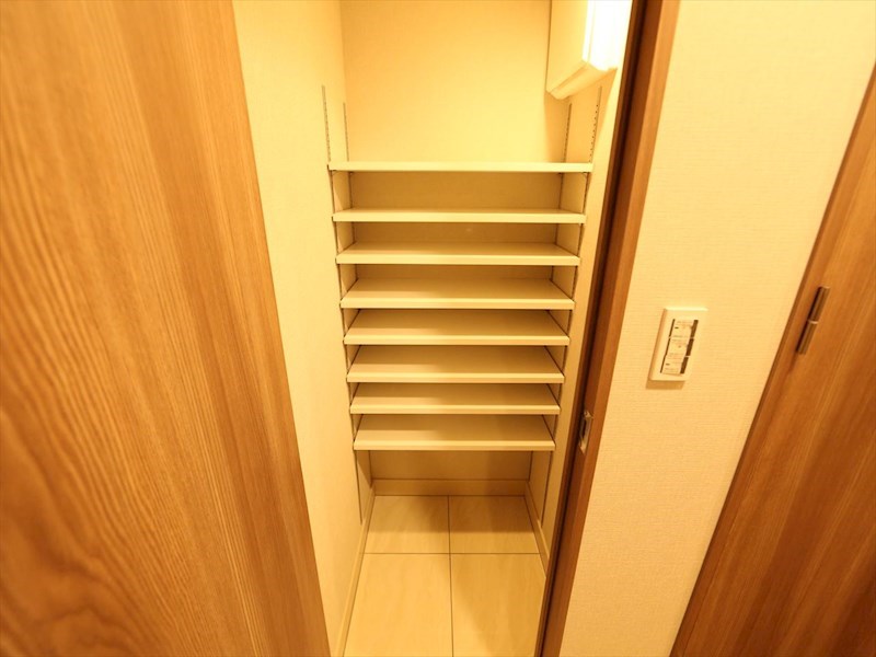 玄関　玄関　シューズクローク付（収納充実してます）