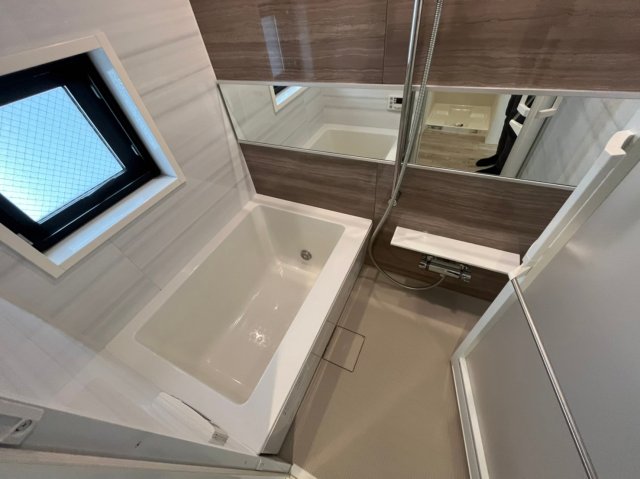 バス・シャワールーム　落ち着いた空間のお風呂です