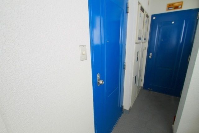 玄関　青色のドア