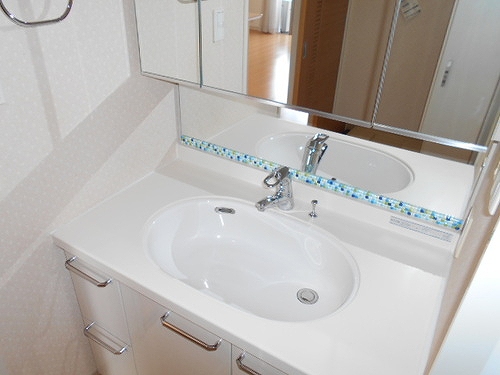 洗面設備　三面鏡付き洗面化粧台　※2022年5月撮影