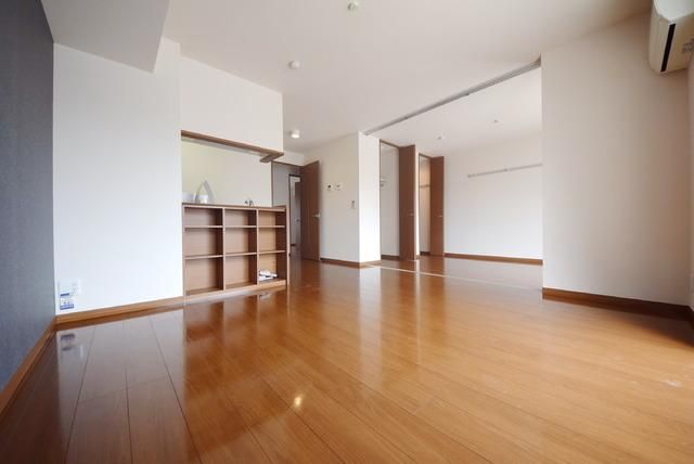 居室・リビング　キッチンから一望できる明るく広いお部屋です