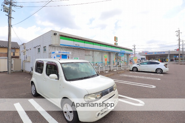 コンビニ　ファミリーマート岐阜北鶉店（コンビニ）まで558m