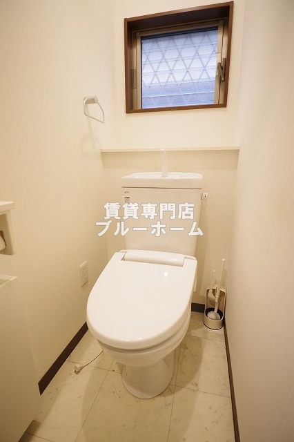 トイレ　1階の温水洗浄便座付きトイレです！